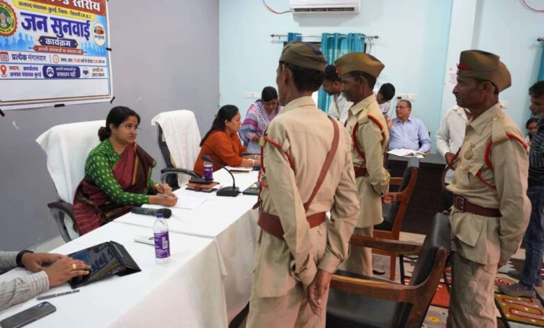 कुरई जनसुनवाई में ग्रामीणों की समस्याएं सुनतीं कलेक्टर नेहा मीना