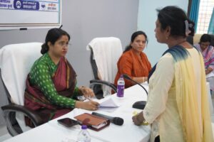 कुरई जनसुनवाई में ग्रामीणों की समस्याएं सुनतीं कलेक्टर नेहा मीना
