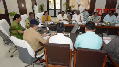 जिला जल एवं स्वच्छता समिति की बैठक में सांसद फग्गन सिंह कुलस्ते अधिकारियों के साथ योजनाओं की समीक्षा करते हुए
