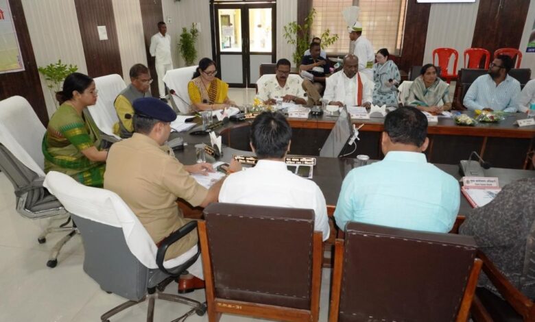 जिला जल एवं स्वच्छता समिति की बैठक में सांसद फग्गन सिंह कुलस्ते अधिकारियों के साथ योजनाओं की समीक्षा करते हुए
