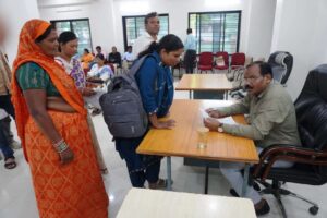सिवनी कलेक्ट्रेट में आयोजित जिला स्तरीय जनसुनवाई