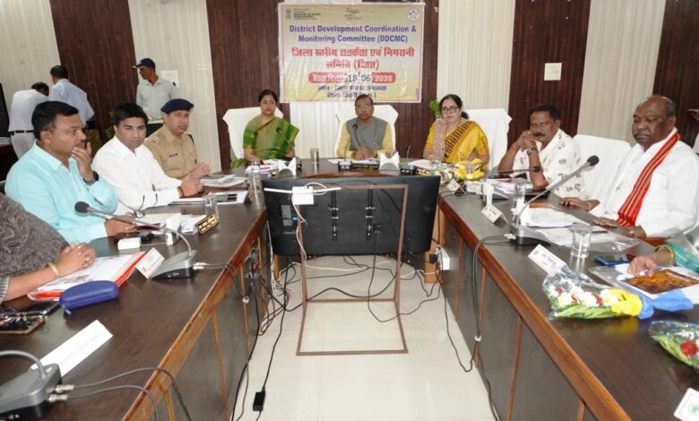 दिशा समिति बैठक में विकास कार्यों की समीक्षा करते सांसद फग्गन सिंह कुलस्ते एवं जनप्रतिनिधि, सिवनी