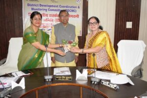दिशा समिति बैठक में विकास कार्यों की समीक्षा करते सांसद फग्गन सिंह कुलस्ते एवं जनप्रतिनिधि, सिवनी