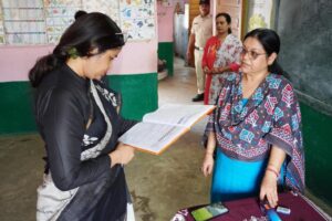 स्कूल खुलते ही कलेक्टर ने कसी लगाम: कम उपस्थिति पर नाराजगी, अनुपस्थित शिक्षकों पर कार्रवाई के निर्देश | Dainik Yashonnati सिवनी कलेक्टर नेहा मीना विद्यालय निरीक्षण के दौरान छात्र-छात्राओं और शिक्षकों से चर्चा करती हुईं।