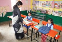 सिवनी कलेक्टर नेहा मीना विद्यालय निरीक्षण के दौरान छात्र-छात्राओं और शिक्षकों से चर्चा करती हुईं।