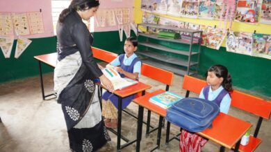 सिवनी कलेक्टर नेहा मीना विद्यालय निरीक्षण के दौरान छात्र-छात्राओं और शिक्षकों से चर्चा करती हुईं।