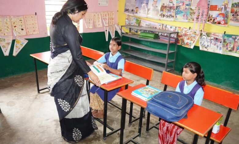 सिवनी कलेक्टर नेहा मीना विद्यालय निरीक्षण के दौरान छात्र-छात्राओं और शिक्षकों से चर्चा करती हुईं।
