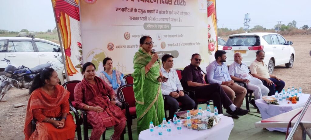 बबरिया तालाब परिसर में विश्व पर्यावरण दिवस पर “एक पेड़ माँ के नाम” अभियान के तहत पौधरोपण करते जनप्रतिनिधि और अधिकारी