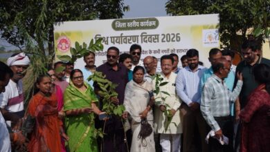 बबरिया तालाब परिसर में विश्व पर्यावरण दिवस पर “एक पेड़ माँ के नाम” अभियान के तहत पौधरोपण करते जनप्रतिनिधि और अधिकारी
