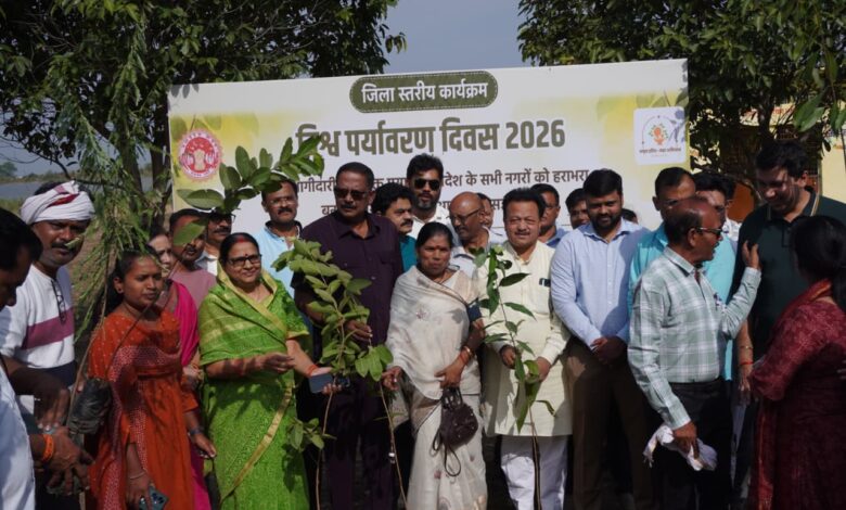 बबरिया तालाब परिसर में विश्व पर्यावरण दिवस पर “एक पेड़ माँ के नाम” अभियान के तहत पौधरोपण करते जनप्रतिनिधि और अधिकारी