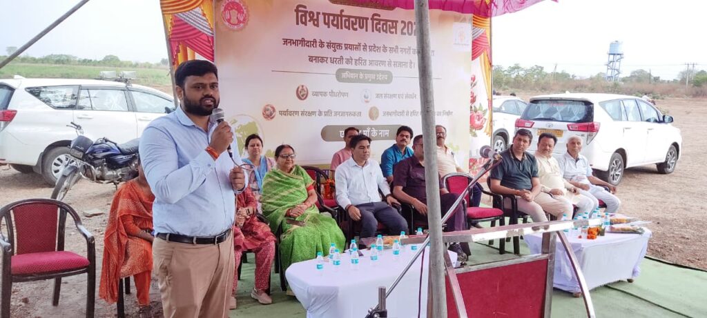 बबरिया तालाब परिसर में विश्व पर्यावरण दिवस पर “एक पेड़ माँ के नाम” अभियान के तहत पौधरोपण करते जनप्रतिनिधि और अधिकारी