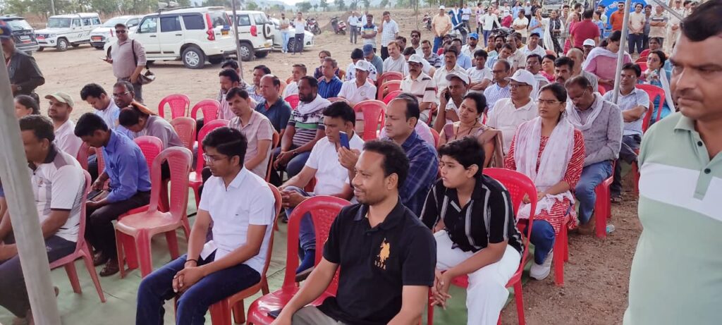 बबरिया तालाब परिसर में विश्व पर्यावरण दिवस पर “एक पेड़ माँ के नाम” अभियान के तहत पौधरोपण करते जनप्रतिनिधि और अधिकारी