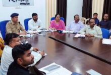 मानसून पूर्व बाढ़ आपदा प्रबंधन तैयारियों की समीक्षा बैठक में अधिकारियों को निर्देश देते संभागायुक्त।