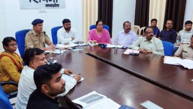 मानसून पूर्व बाढ़ आपदा प्रबंधन तैयारियों की समीक्षा बैठक में अधिकारियों को निर्देश देते संभागायुक्त।