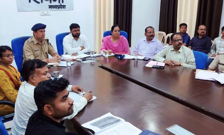 मानसून पूर्व बाढ़ आपदा प्रबंधन तैयारियों की समीक्षा बैठक में अधिकारियों को निर्देश देते संभागायुक्त।