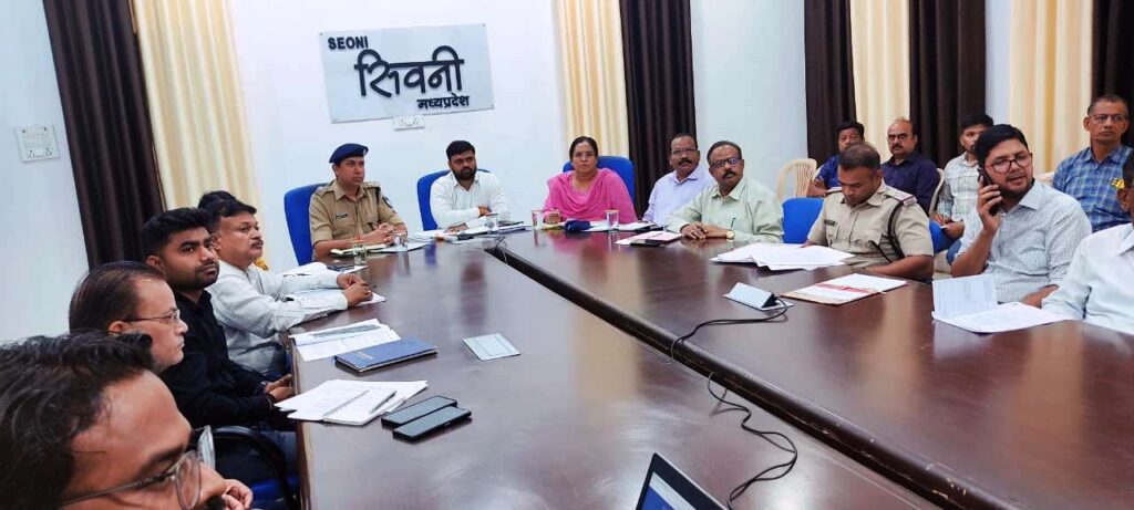 मानसून पूर्व बाढ़ आपदा प्रबंधन तैयारियों की समीक्षा बैठक में अधिकारियों को निर्देश देते संभागायुक्त।