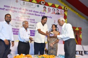 राष्ट्रीय वयोश्री योजना से वरिष्ठजनों को मिली नई सहारा, 704 बुजुर्गों को मिलेंगे सहायक उपकरण | Dainik Yashonnati राष्ट्रीय वयोश्री योजना के तहत सिवनी में वरिष्ठ नागरिकों को सहायक उपकरण वितरण