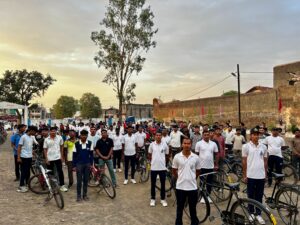 विश्व साइकिल दिवस पर सिवनी में आयोजित संडे ऑन साइकिल रैली में शामिल खिलाड़ी, युवा और नागरिक