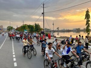 विश्व साइकिल दिवस पर सिवनी में आयोजित संडे ऑन साइकिल रैली में शामिल खिलाड़ी, युवा और नागरिक