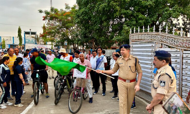 विश्व साइकिल दिवस पर सिवनी में आयोजित संडे ऑन साइकिल रैली में शामिल खिलाड़ी, युवा और नागरिक