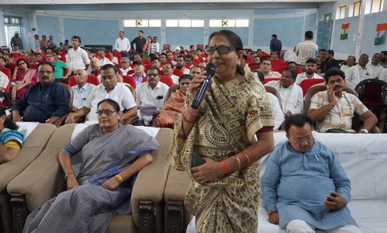 सिवनी में आयोजित समान नागरिक संहिता जनपरामर्श बैठक में उपस्थित अधिकारी और जनप्रतिनिधि