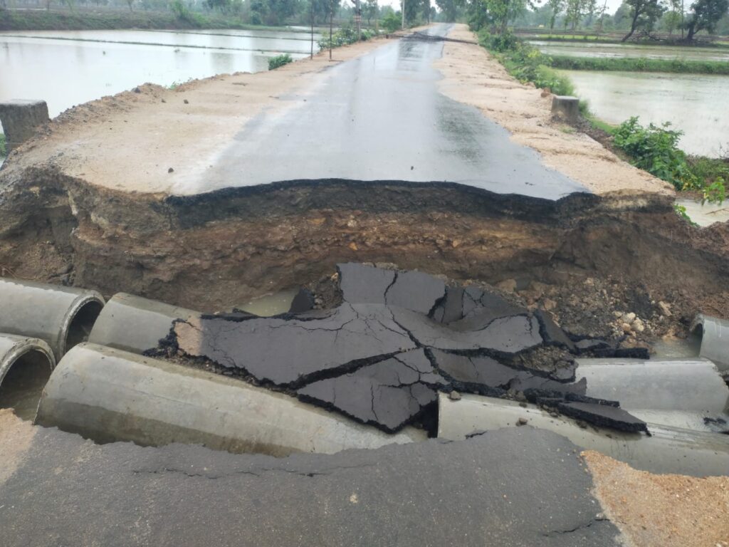 केवलारी क्षेत्र में पहली बारिश के बाद क्षतिग्रस्त हुई मोहबर्रा-सारसडोल सड़क और जेवनारा-पां. छपारा पुलिया
