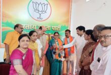 भाजपा की शक्ति बूथ स्तर का मजबूत संगठन, हर कार्यकर्ता को डिजिटल प्रशिक्षण देना हमारी जिम्मेदारी : डॉ. सुमेर सिंह सोलंकी | Dainik Yashonnati सिवनी भाजपा जिला कार्यालय में बैठक को संबोधित करते प्रदेश महामंत्री डॉ. सुमेर सिंह सोलंकी एवं विधायक अशोक रोहाणी