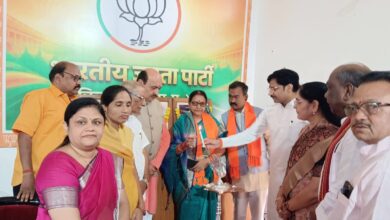 भाजपा की शक्ति बूथ स्तर का मजबूत संगठन, हर कार्यकर्ता को डिजिटल प्रशिक्षण देना हमारी जिम्मेदारी : डॉ. सुमेर सिंह सोलंकी | Dainik Yashonnati सिवनी भाजपा जिला कार्यालय में बैठक को संबोधित करते प्रदेश महामंत्री डॉ. सुमेर सिंह सोलंकी एवं विधायक अशोक रोहाणी