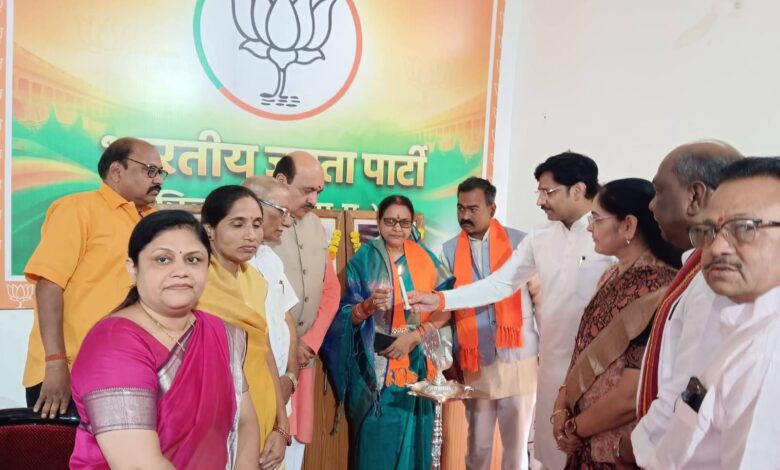 सिवनी भाजपा जिला कार्यालय में बैठक को संबोधित करते प्रदेश महामंत्री डॉ. सुमेर सिंह सोलंकी एवं विधायक अशोक रोहाणी