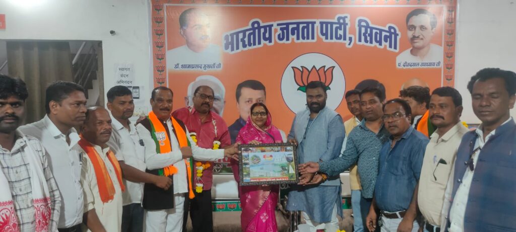 भाजपा अनुसूचित जनजाति मोर्चा को मिला नया जोश, संगठन विस्तार और जनजातीय हितों पर फोकस | Dainik Yashonnati भाजपा अनुसूचित जनजाति मोर्चा की जिला बैठक को संबोधित करतीं जिला अध्यक्ष मीना बिसेन एवं जिला अध्यक्ष अर्जुन सिंह उईके