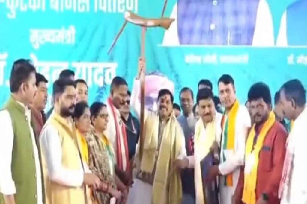 सिवनी में मुख्यमंत्री डॉ. मोहन यादव को भाजपा किसान मोर्चा के जिला अध्यक्ष प्रदीप राय एवं पदाधिकारियों द्वारा भगवान बलराम की प्रतिमा और हल भेंट कर सम्मानित करते हुए।