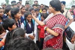बाढ़ प्रभावित इलाकों में पहुंचीं कलेक्टर नेहा मीना, राहत शिविरों और जलभराव क्षेत्रों का किया निरीक्षण | Dainik Yashonnati केवलारी में बाढ़ प्रभावित क्षेत्र का निरीक्षण करतीं कलेक्टर नेहा मीना