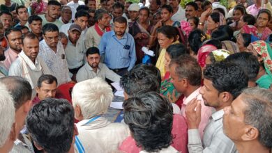 केवलारी जनसुनवाई में 16 करोड़ रुपये के कथित गबन मामले पर ज्ञापन सौंपते श्रमजीवी पत्रकार संघ के पदाधिकारी