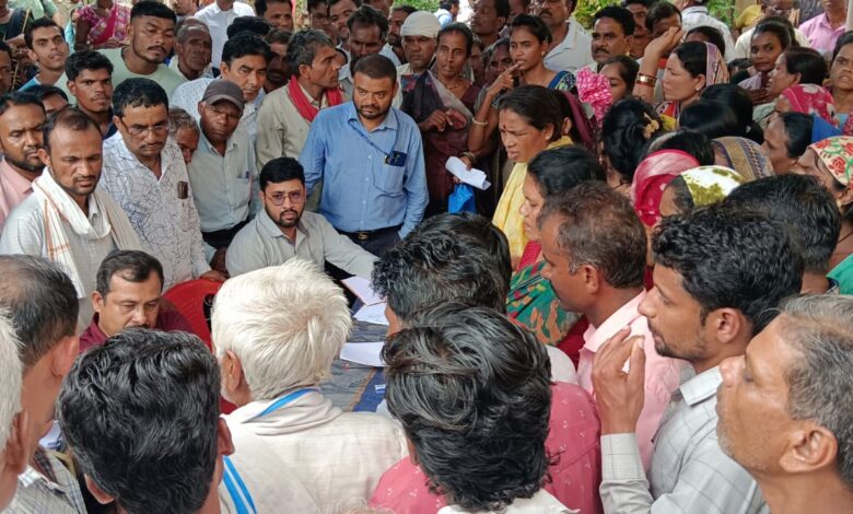 केवलारी जनसुनवाई में 16 करोड़ रुपये के कथित गबन मामले पर ज्ञापन सौंपते श्रमजीवी पत्रकार संघ के पदाधिकारी