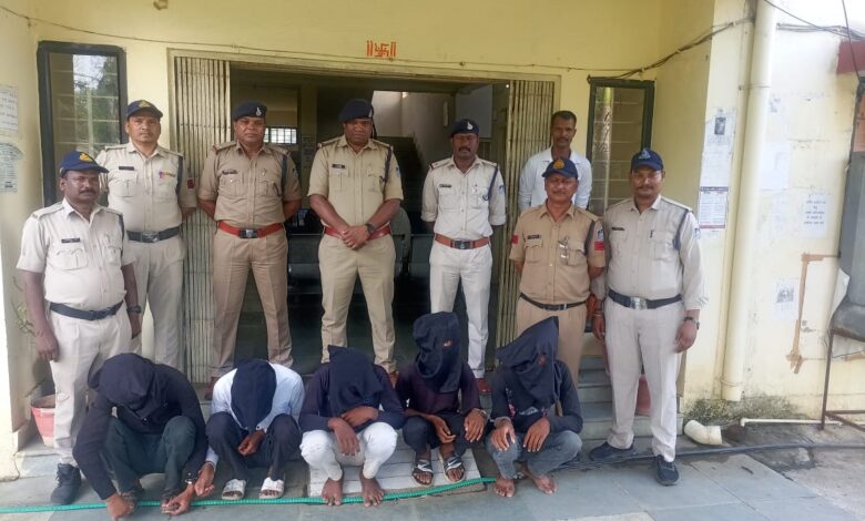 लखनादौन पुलिस द्वारा हत्या कांड का खुलासा करते हुए गिरफ्तार आरोपी