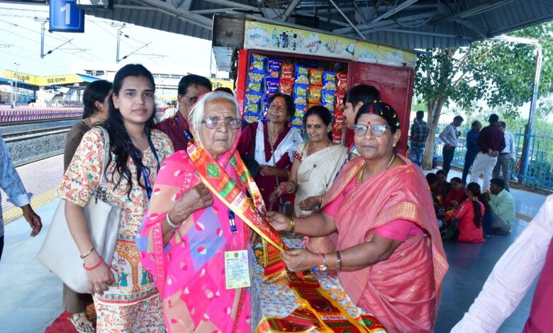 मुख्यमंत्री तीर्थ दर्शन योजना के तहत सिवनी से कामाख्या धाम के लिए रवाना होते श्रद्धालु