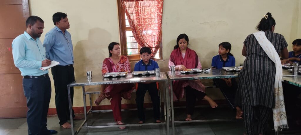 विशेष आवश्यकता वाली छात्राओं के बीच बैठीं कलेक्टर नेहा मीना, साथ किया भोजन; छात्रावास की व्यवस्थाएं सुधारने के दिए सख्त निर्देश | Dainik Yashonnati कलेक्टर नेहा मीना सीडब्ल्यूएसएन छात्रावास सिवनी में विशेष आवश्यकता वाली छात्राओं के साथ भोजन करते हुए