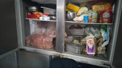 पेंच के रिसॉर्टों में एक्सपायरी खाद्य सामग्री से मेहमानों की सेहत से खिलवाड़! विदेशी पर्यटकों के बीच MP की छवि पर सवाल | Dainik Yashonnati Pench Resort Food Safety : पेंच क्षेत्र के रिसॉर्ट में खाद्य सुरक्षा विभाग की जांच के दौरान निरीक्षण करते अधिकारी