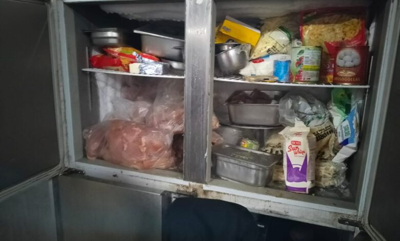 Pench Resort Food Safety : पेंच क्षेत्र के रिसॉर्ट में खाद्य सुरक्षा विभाग की जांच के दौरान निरीक्षण करते अधिकारी
