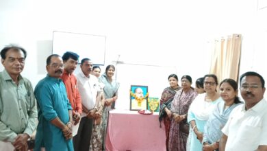 बरघाट के गुरुकुल पब्लिक स्कूल में 'मन की बात' कार्यक्रम का सामूहिक श्रवण एवं डिजिटल लर्निंग प्रशिक्षण में शामिल अतिथि।