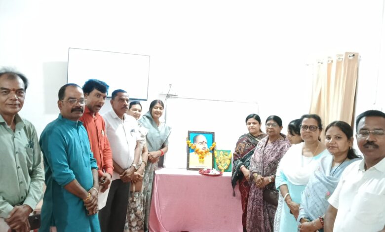 बरघाट के गुरुकुल पब्लिक स्कूल में 'मन की बात' कार्यक्रम का सामूहिक श्रवण एवं डिजिटल लर्निंग प्रशिक्षण में शामिल अतिथि।