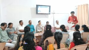 बरघाट के गुरुकुल पब्लिक स्कूल में 'मन की बात' कार्यक्रम का सामूहिक श्रवण एवं डिजिटल लर्निंग प्रशिक्षण में शामिल अतिथि।