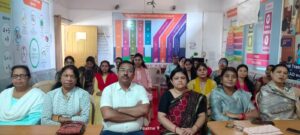 बरघाट के गुरुकुल पब्लिक स्कूल में 'मन की बात' कार्यक्रम का सामूहिक श्रवण एवं डिजिटल लर्निंग प्रशिक्षण में शामिल अतिथि।