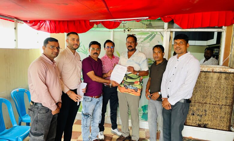 सिवनी में विधायक दिनेश राय मुनमुन को 5 सूत्रीय मांगों का ज्ञापन सौंपते मध्यप्रदेश पटवारी संघ के पदाधिकारी