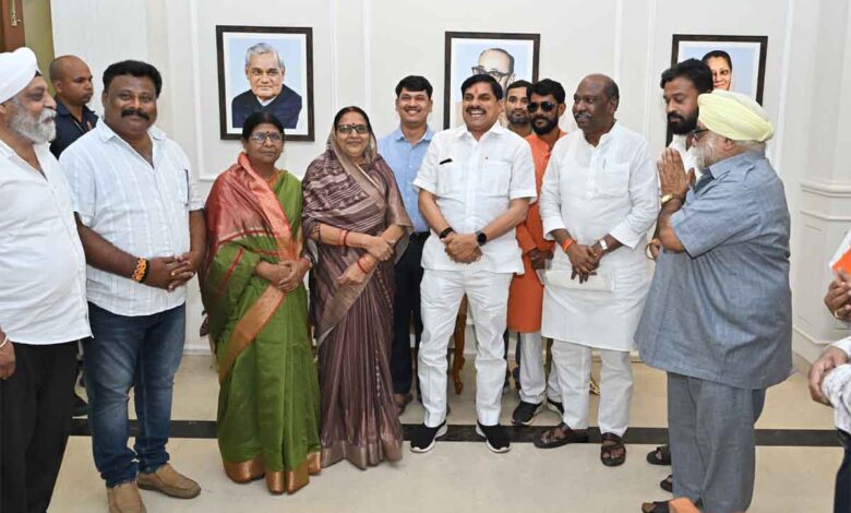 मुख्यमंत्री डॉ. मोहन यादव से बरघाट विधायक कमल मर्सकोले और नगर परिषद अध्यक्ष इमरता साहू की मुलाकात