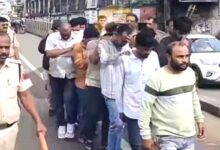 कोचिंग की आड़ में चल रहा था जुआफड़, पुलिस ने 14 जुआरियों का निकाला जुलूस; 1.33 लाख नकद जब्त | Dainik Yashonnati छिंदवाड़ा में जुआफड़ मामले में गिरफ्तार आरोपियों का पुलिस द्वारा निकाला गया जुलूस