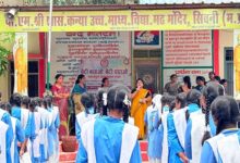 मठ कन्या विद्यालय सिवनी में छात्राओं को साइबर सुरक्षा की जानकारी देते अधिकारी
