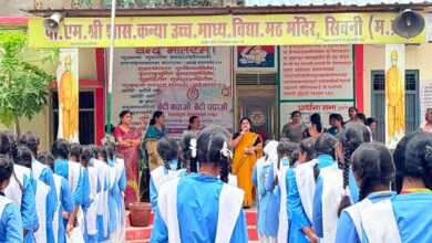 सिवनी में छात्राओं को साइबर अपराधों से बचाव के दिए टिप्स, हेल्पलाइन नंबरों की भी दी जानकारी | Dainik Yashonnati मठ कन्या विद्यालय सिवनी में छात्राओं को साइबर सुरक्षा की जानकारी देते अधिकारी
