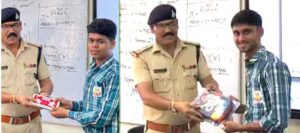 सांदीपनि विद्यालय छपारा में साइबर क्विज प्रतियोगिता के विजेताओं को पुरस्कृत करते नगर निरीक्षक
