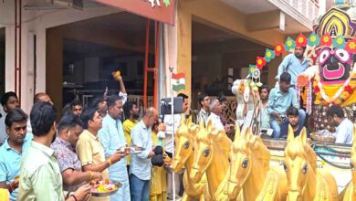 सिवनी में भगवान जगन्नाथ की रथयात्रा में पुष्पवर्षा करते विधायक दिनेश राय मुनमुन